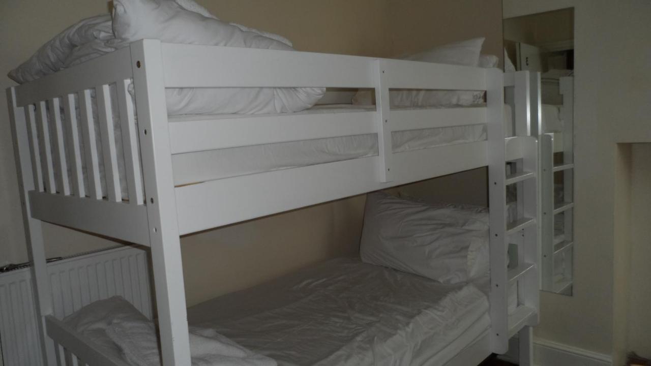 Bubblesbnb 7 Bedroom House, 16 Beds, Sleeps 22 * Londra