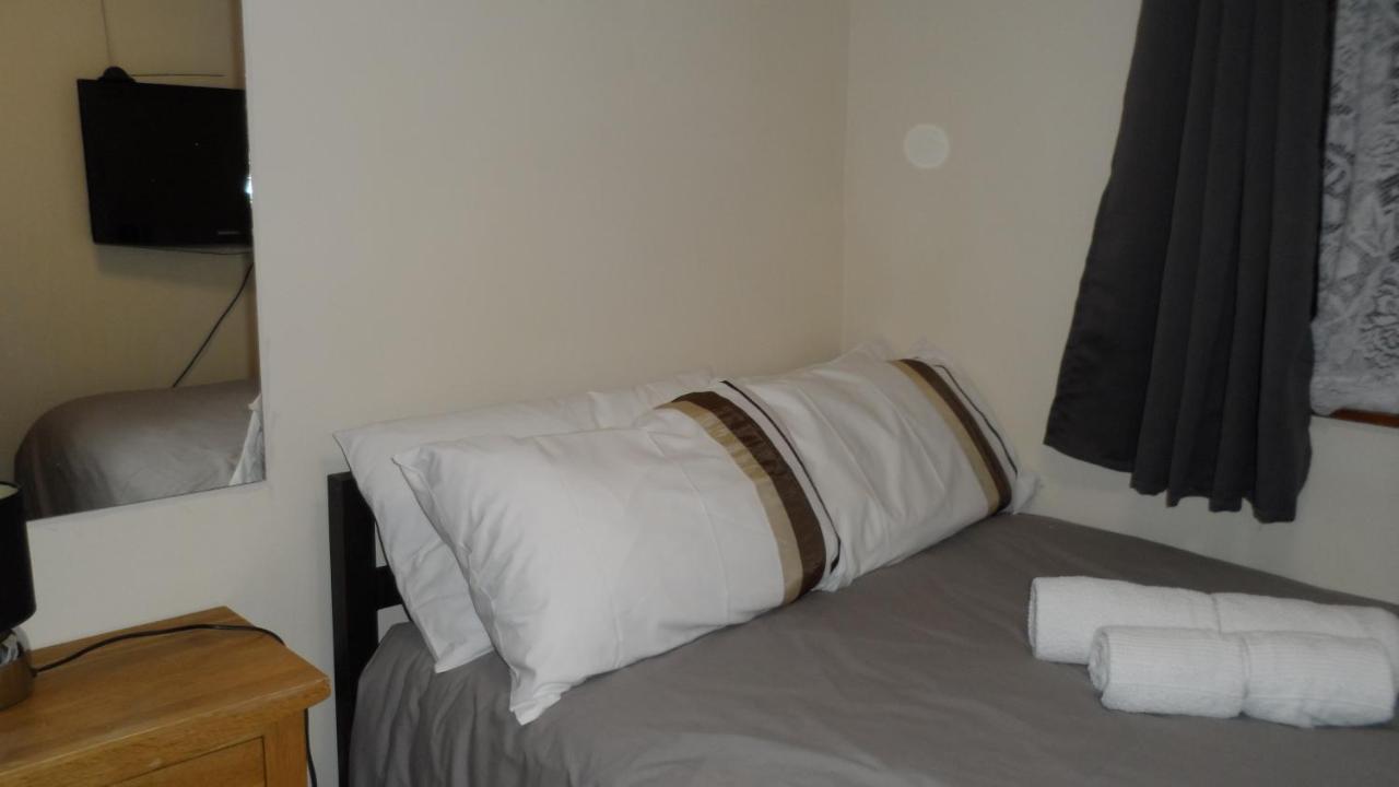 Bubblesbnb 7 Bedroom House, 16 Beds, Sleeps 22 * Londra